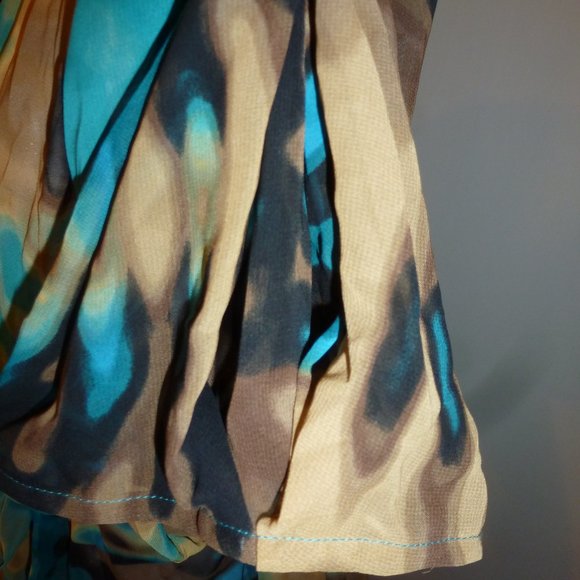 Beautiful Seismic Wave buttoned short sleeve top - Picture 3 of 7